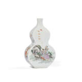 A FAMILLE ROSE DOUBLE-GOURD-SHAPED FLASK - Foto 3