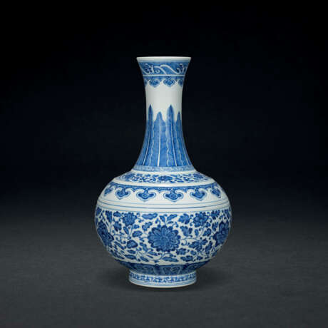 A BLUE AND WHITE MING-STYLE BOTTLE VASE - фото 1