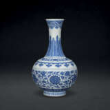A BLUE AND WHITE MING-STYLE BOTTLE VASE - photo 1