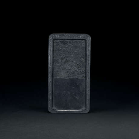 AN IMPERIALLY INSCRIBED INKSTONE-SHAPED INK CAKE - фото 1