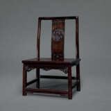 A SET OF FOUR CARVED ZITAN LOW CHAIRS - Foto 2