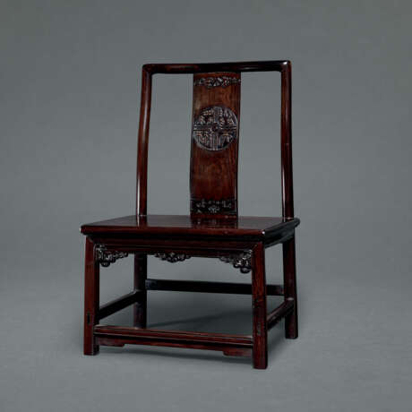 A SET OF FOUR CARVED ZITAN LOW CHAIRS - фото 2