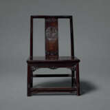 A SET OF FOUR CARVED ZITAN LOW CHAIRS - Foto 3