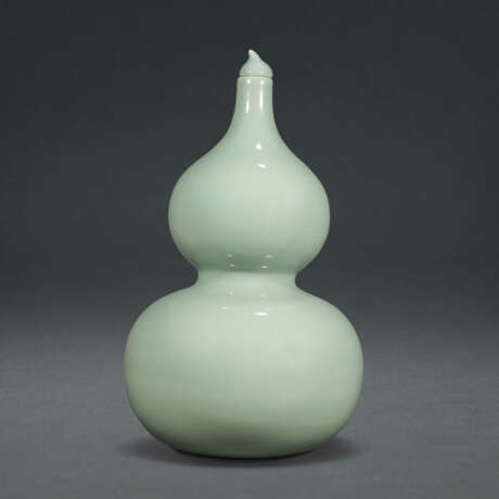 A FINE CELADON-GLAZED DOUBLE-GOURD FORM VASE AND COVER - фото 1