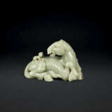 A CELADON JADE HORSE AND MONKEY GROUP - Foto 1