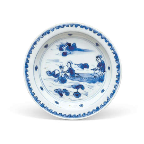 A BLUE AND WHITE `LOTUS PICKING’ DISH - photo 1
