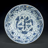 A BLUE AND WHITE ‘GRAPES’ DISH - фото 1
