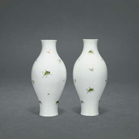 A PAIR OF FAMILLE ROSE ‘INSECT’ VASES, GANLANPING - photo 1
