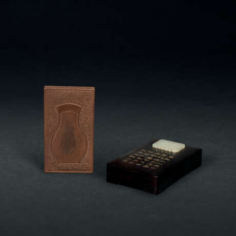 AN IMPERIALLY INSCRIBED ZISHA INKSTONE, WHITE JADE-INSET ZITAN BOX AND COVER - Foto 1