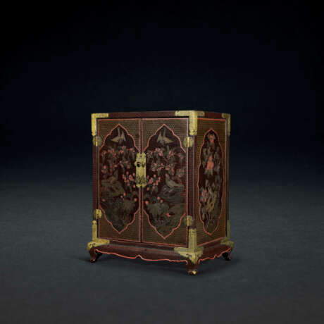 AN INCISED AND GILT POLYCHROME LACQUER CABINET - Foto 1