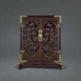 AN INCISED AND GILT POLYCHROME LACQUER CABINET - Foto 2
