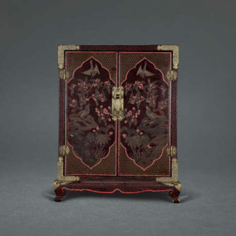 AN INCISED AND GILT POLYCHROME LACQUER CABINET - Foto 2
