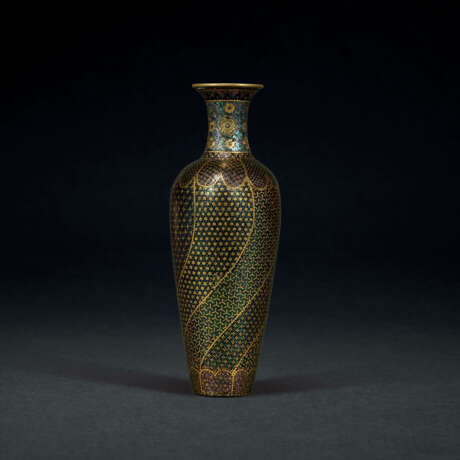A SMALL MOTHER-OF-PEARL-INLAID BLACK-LACQUERED VASE - фото 3