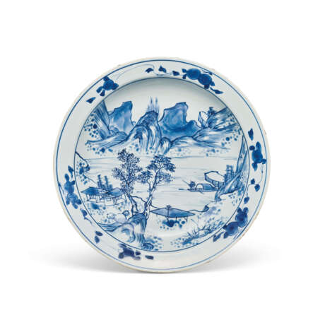 A LARGE BLUE AND WHITE ‘MASTER OF THE ROCKS’ DISH - Foto 1