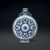 A LARGE BLUE AND WHITE ‘BAJIXIANG’ MOONFLASK - фото 1