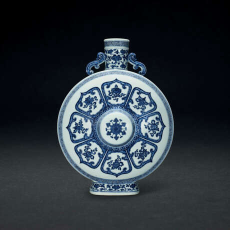A LARGE BLUE AND WHITE ‘BAJIXIANG’ MOONFLASK - фото 1