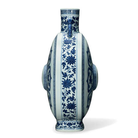 A LARGE BLUE AND WHITE ‘BAJIXIANG’ MOONFLASK - photo 3