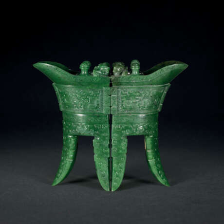 A PAIR OF ARCHAISTIC SPINACH-GREEN JADE VESSELS, JUE - фото 1