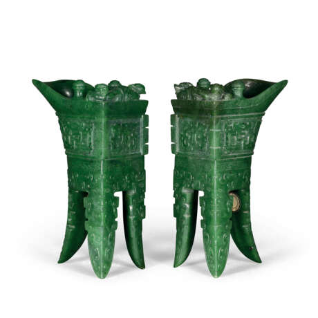 A PAIR OF ARCHAISTIC SPINACH-GREEN JADE VESSELS, JUE - фото 4