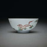 AN IRON-RED-DECORATED AND GREEN-ENAMELLED DEEP BOWL - фото 1