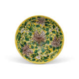 AN AUBERGINE AND GREEN-ENAMELLED YELLOW-GROUND SHALLOW BOWL - Foto 1