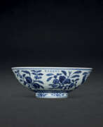 Période Xuande. A VERY RARE EARLY-MING BLUE AND WHITE &#39;FRUIT&#39; BOWL