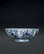 Период Сюаньдэ. A VERY RARE EARLY-MING BLUE AND WHITE &#39;FRUIT&#39; BOWL