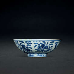 A VERY RARE EARLY-MING BLUE AND WHITE &#39;FRUIT&#39; BOWL
