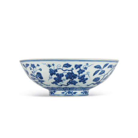A VERY RARE EARLY-MING BLUE AND WHITE `FRUIT` BOWL - photo 3