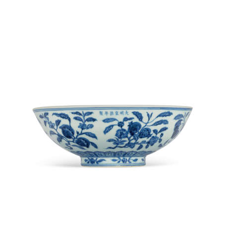 A VERY RARE EARLY-MING BLUE AND WHITE `FRUIT` BOWL - Foto 5