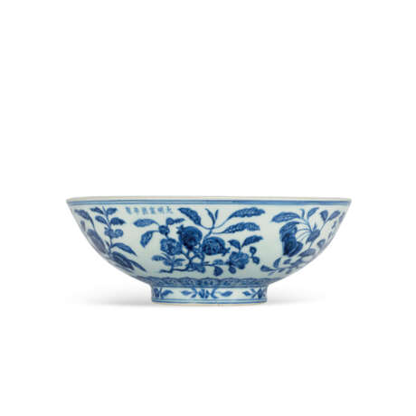 A VERY RARE EARLY-MING BLUE AND WHITE `FRUIT` BOWL - Foto 6