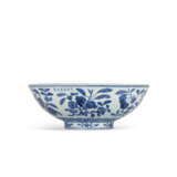 A VERY RARE EARLY-MING BLUE AND WHITE `FRUIT` BOWL - фото 6