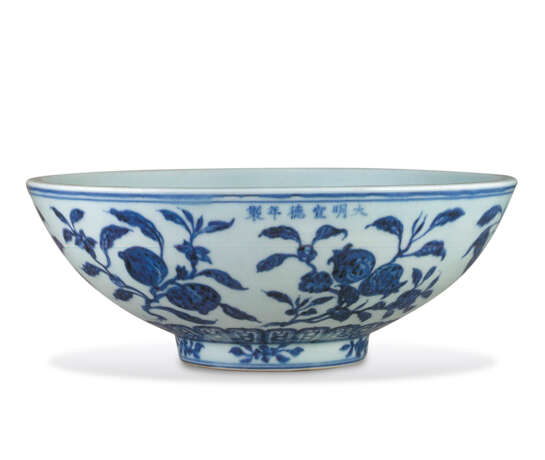 A VERY RARE EARLY-MING BLUE AND WHITE `FRUIT` BOWL - photo 7