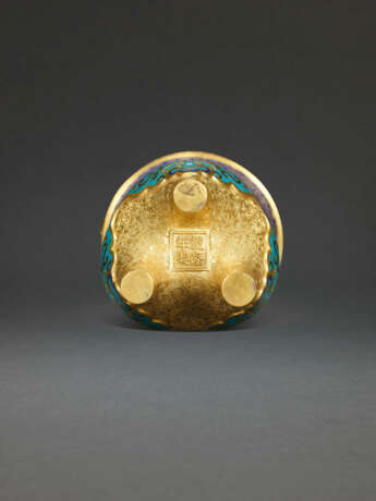 AN IMPERIAL CLOISONN&#201; ENAMEL ARCHAISTIC TRIPOD CENSER AND COVER - photo 2