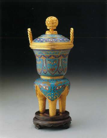 AN IMPERIAL CLOISONN&#201; ENAMEL ARCHAISTIC TRIPOD CENSER AND COVER - Foto 3