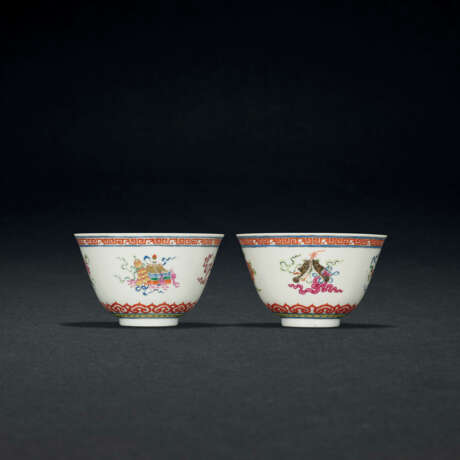 A PAIR OF FAMILLE-ROSE `BAJIXIANG` BOWLS - Foto 1