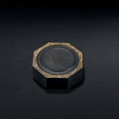 AN IMPERIAL MOULDED AND CARVED INKSTONE-SHAPED OCTAGONAL INK CAKE - Foto 1