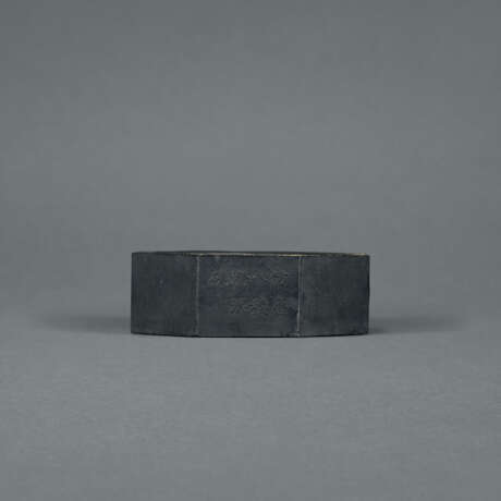 AN IMPERIAL MOULDED AND CARVED INKSTONE-SHAPED OCTAGONAL INK CAKE - Foto 4