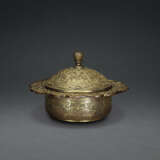 A GILT-BRONZE BOX AND COVER - фото 1