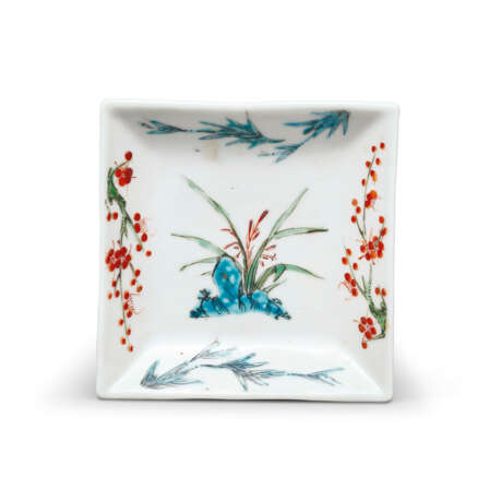 A SMALL ENAMELLED SQUARE DISH - фото 1