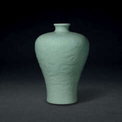 A FINE MAGNIFICENT CARVED ‘DRAGON’ CELADON-GLAZED MEIPING
