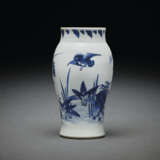 A SMALL BLUE AND WHITE BALUSTER VASE - фото 2