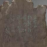 A CARVED AND INSCRIBED STONE MOUNTAIN BOULDER - Foto 2