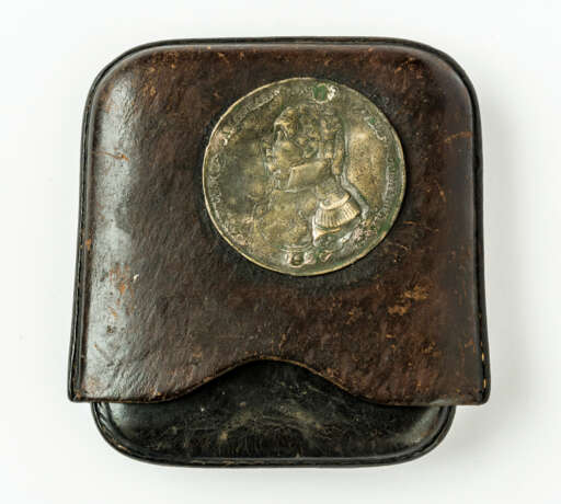 RUSSIAN TWO-PART LEATHER CASE WITH PLAQUE OF FIELD MARSHAL GENERAL MIKHAIL I. KUTOSOV (1745-1813) - Foto 1