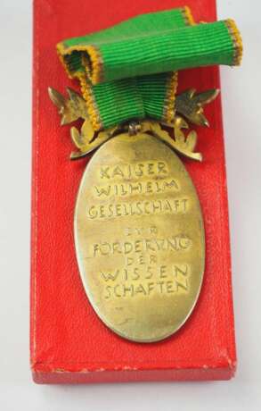 Kaiser Wilhelm Gesellschaft zur Förderung der Wissenschaften, Mitgliedsabzeichen, im Kartonageetui. - Foto 2