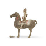 THREE PAINTED POTTERY EQUESTRIAN FIGURES - Foto 2