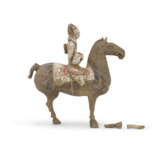 THREE PAINTED POTTERY EQUESTRIAN FIGURES - Foto 3