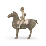 THREE PAINTED POTTERY EQUESTRIAN FIGURES - Foto 4