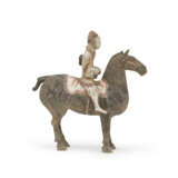 THREE PAINTED POTTERY EQUESTRIAN FIGURES - Foto 5