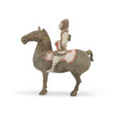 THREE PAINTED POTTERY EQUESTRIAN FIGURES - Foto 6